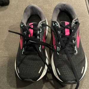 Womens Brooks Ghost tennis shoes